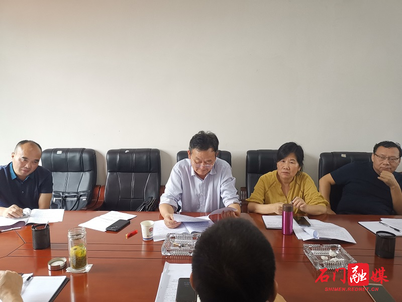 县人大常委会副主任邱令华认真查看工作资料.jpg