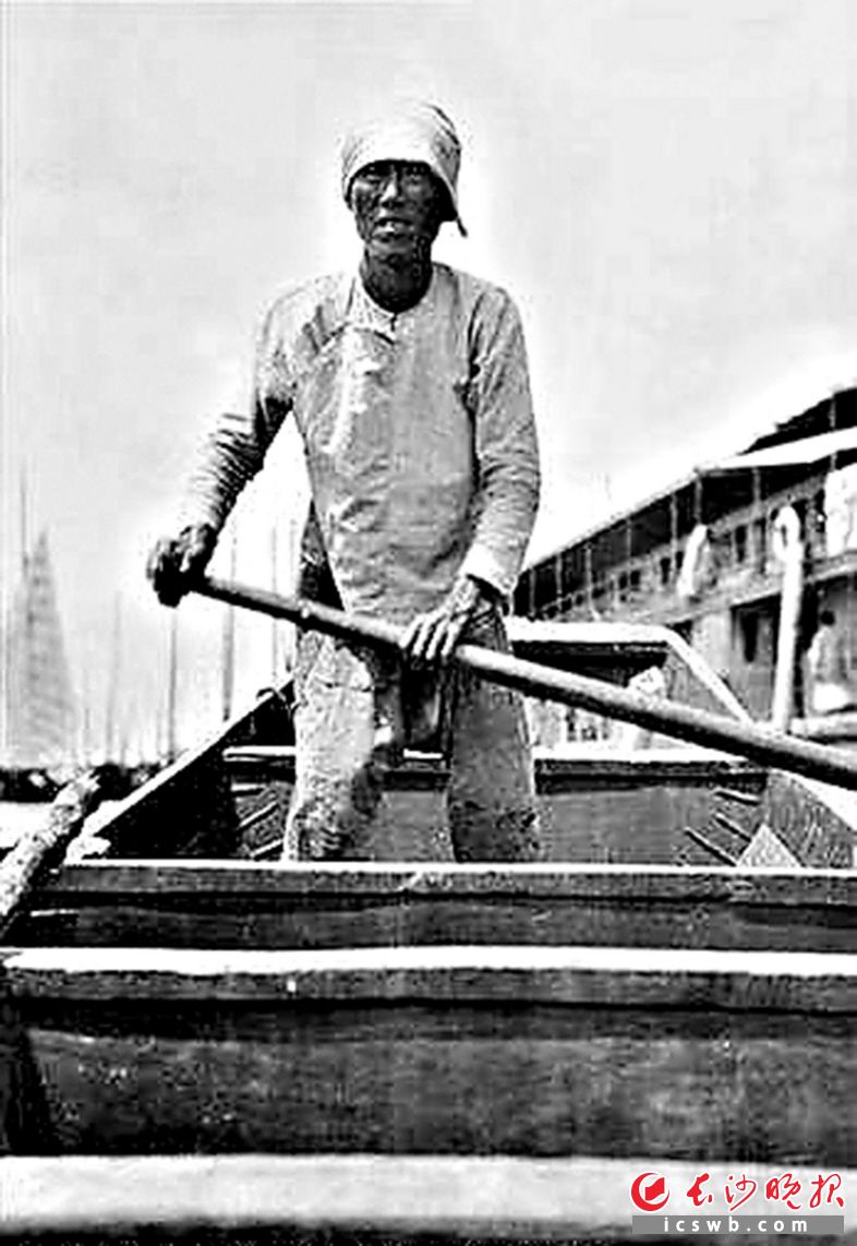　　图为当年湘江上的船工。