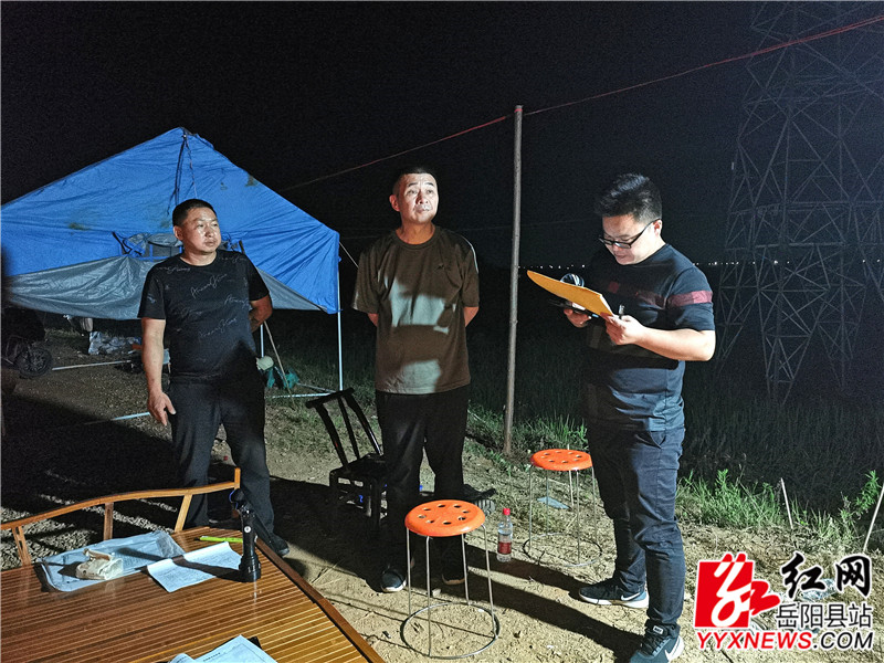 杨前进夜查值班值守、巡堤查险情况01_副本.jpg