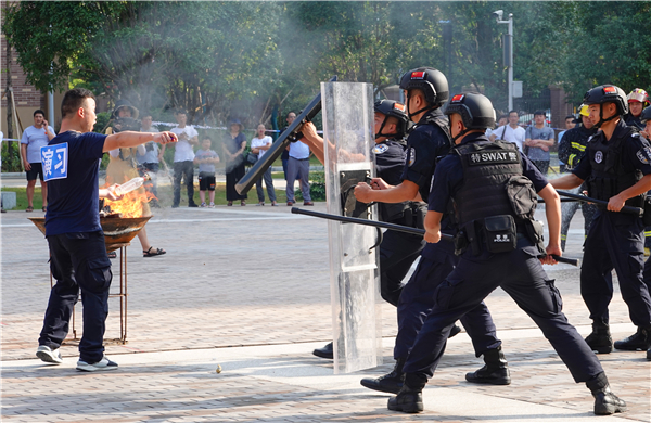 特警队员将位于操场的歹徒2号包围.jpg