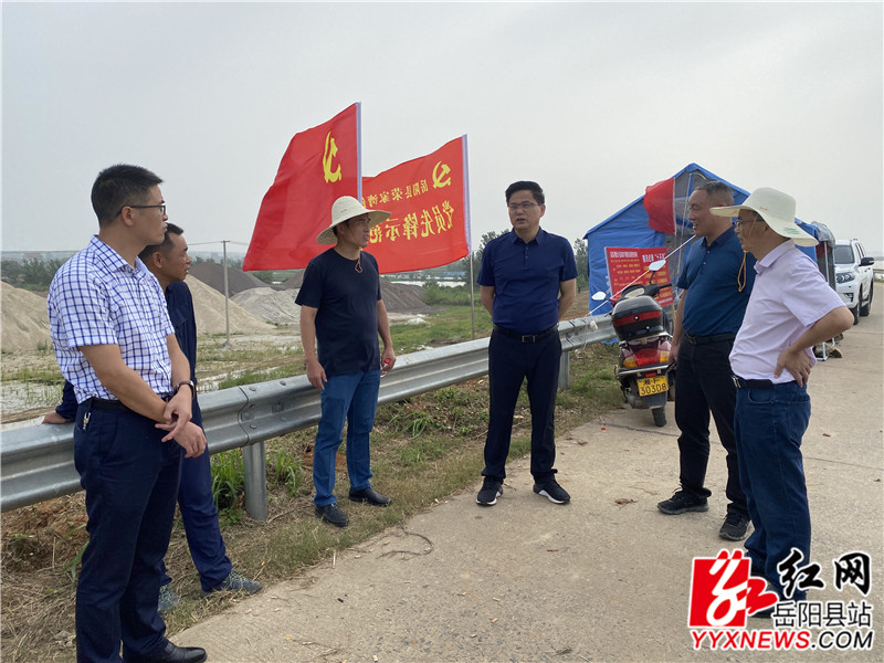 田文静详细询问大毛家湖防汛工作情况汇报_副本.jpg