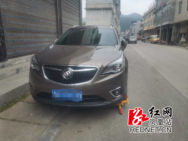 执法乱停乱放的车辆 (1).jpg