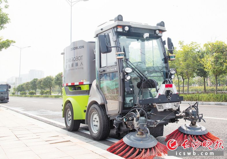 　　酷哇智能驾驶环卫车正在路面作业。　　长沙晚报全媒体　　记者 邹麟摄