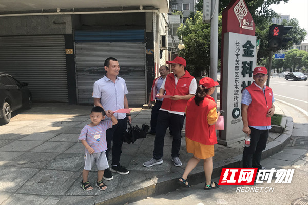 志愿者给社区群众发放宣传单并宣传讲解.jpg