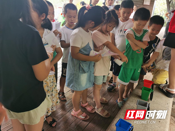 小朋友们现场投放垃圾分类卡片.jpg