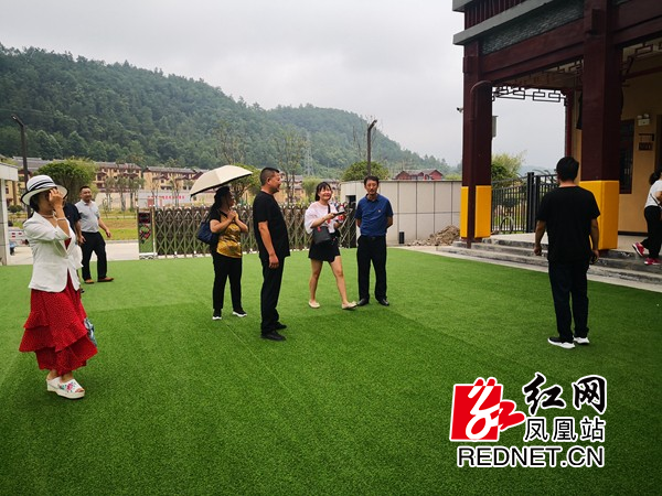 湘西职院考察组在安置区幼儿园考察.jpg