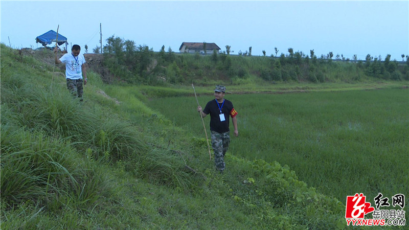 涂作（右）在巡堤查险_副本.jpg