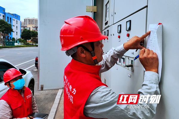 供电员工刘茂国、胡建刚对中芯半导体低压设备进行巡检。.jpg