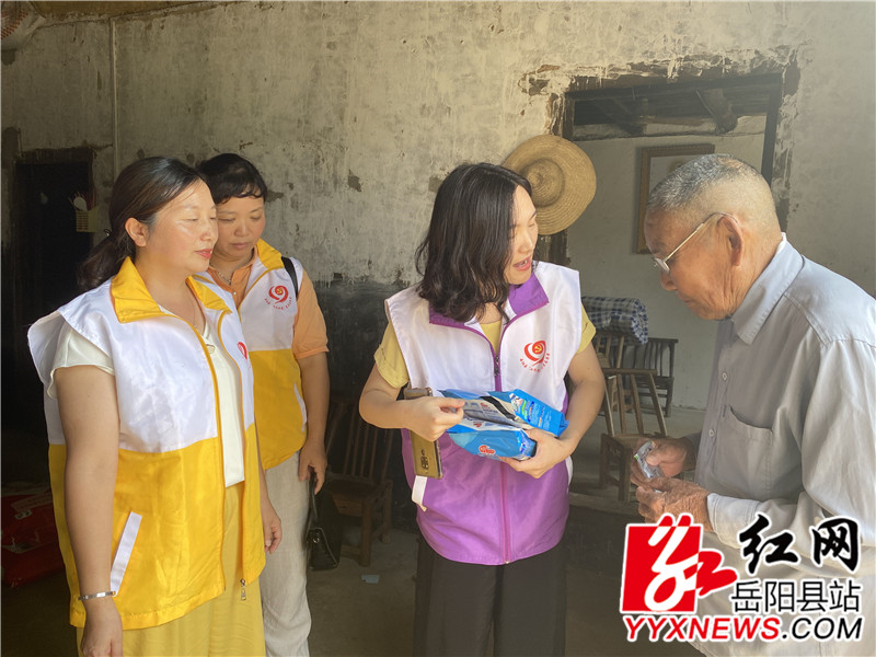 志愿者叮嘱老人喝奶粉_副本.jpg