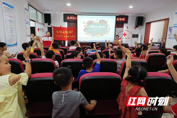 孩子们在课上踊跃答题发言_副本.jpg