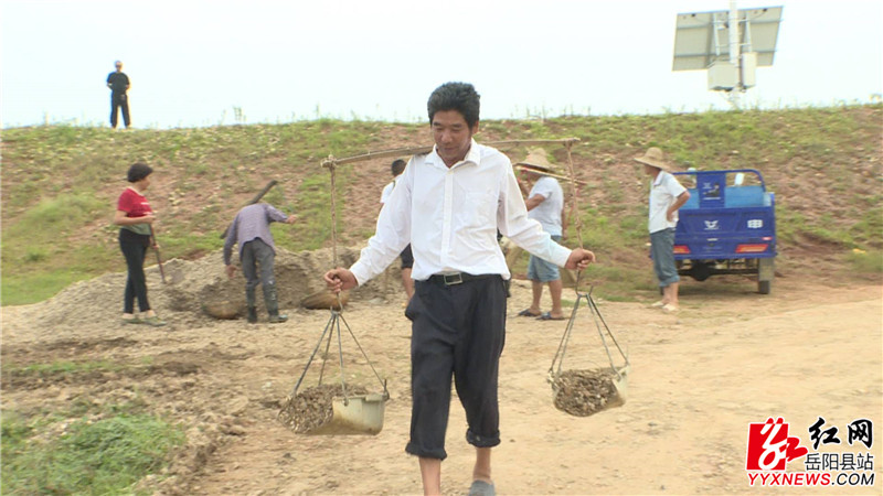 涂军保正在挑运砂石_副本.jpg