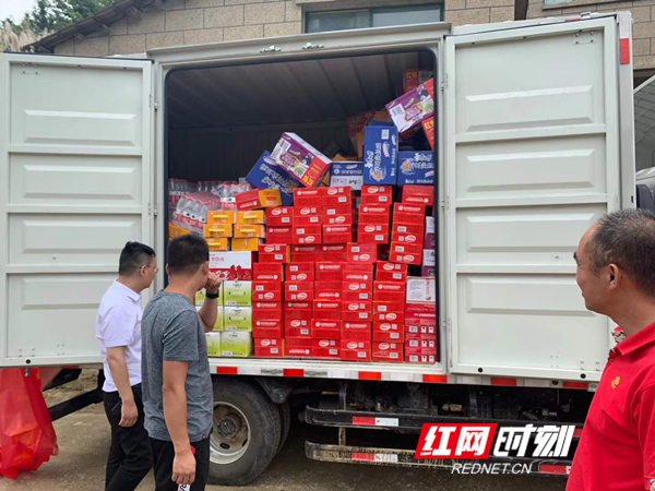 口味王物资装车_副本.jpg