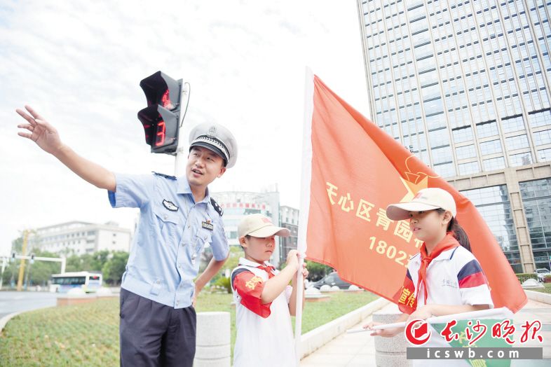 　　7月18日，天心交警大队九中队民警为小学生开展暑期交通安全教育。长沙晚报全媒体记者 刘琦 摄