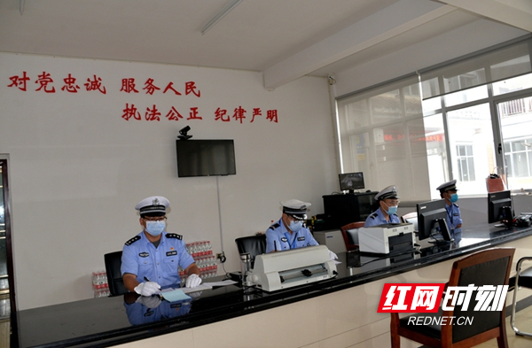 图五：省道S306柳叶湖交通安全执法服务站民警正在工作.JPG