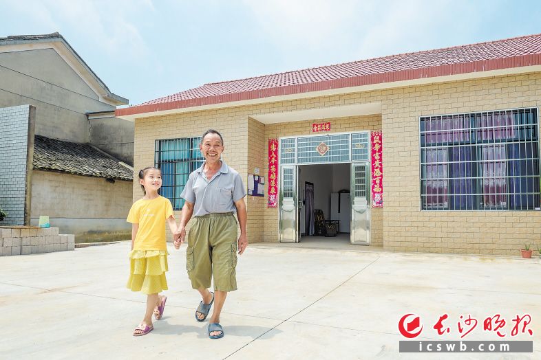 　　雨花打出“民生服务组合拳”，让贫困户过上暖心安心的好日子。瞧，搬进新房的跳马镇贫困户笑得多开心。     