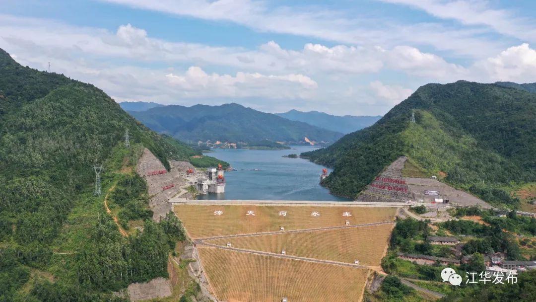 2014年11月涔天河主体大坝施工建设; 2016年11月,水库大坝下闸蓄水