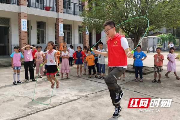 志愿者老师陪孩子们一起跳绳.jpg