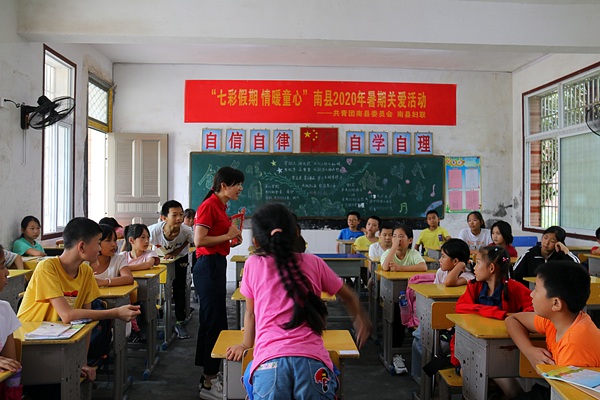 团县委负责人为孩子们授课.jpg