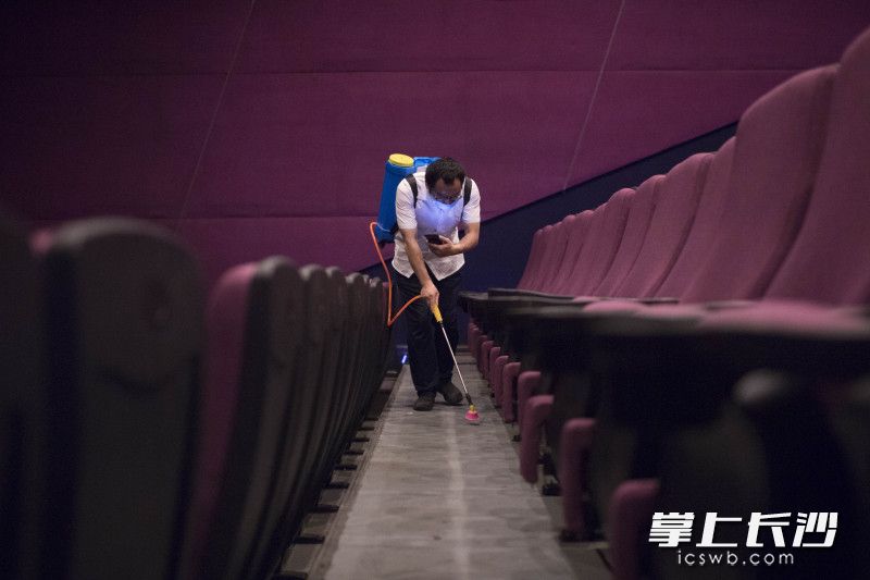 在每场电影放映完毕，影院的工作人员就会对座位进行一次消毒。