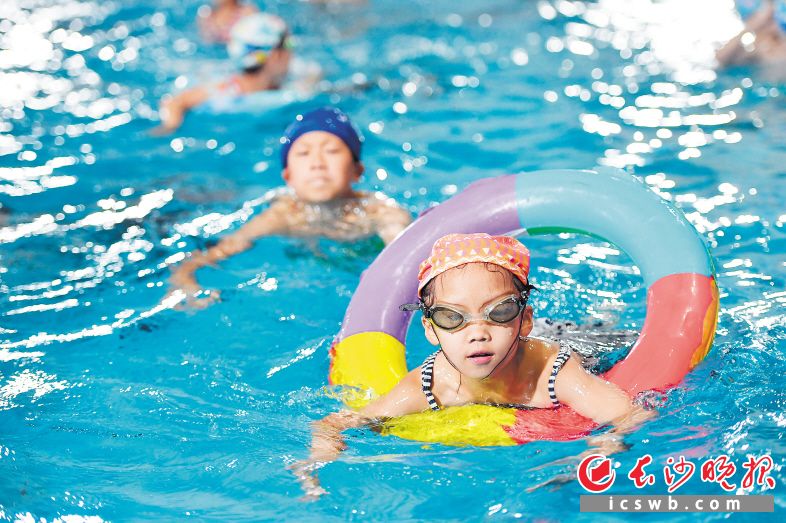 　　20日下午，位于开福区的广运体育城市海洋游泳馆内，孩子们在水中享受清凉。 　　长沙晚报全媒体记者王志伟摄