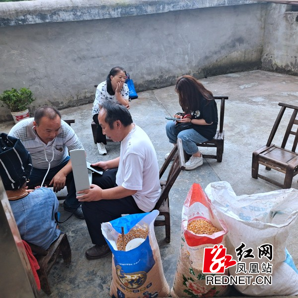 柳薄卫生院的医生们送健康上门.jpg