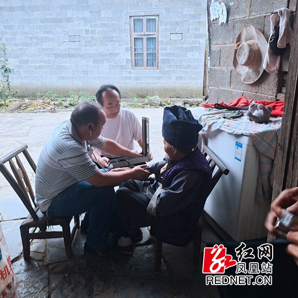 柳薄卫生院施院长正在给老人测量血压.jpg