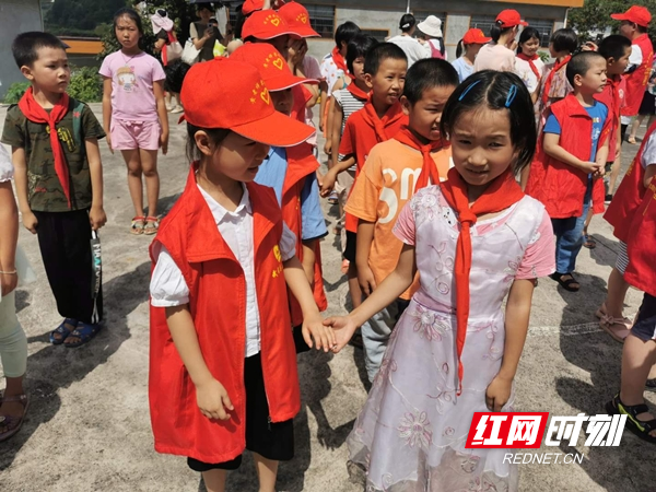 武冈：关爱留守儿童志愿服务 让暑期不孤单_副本.jpg