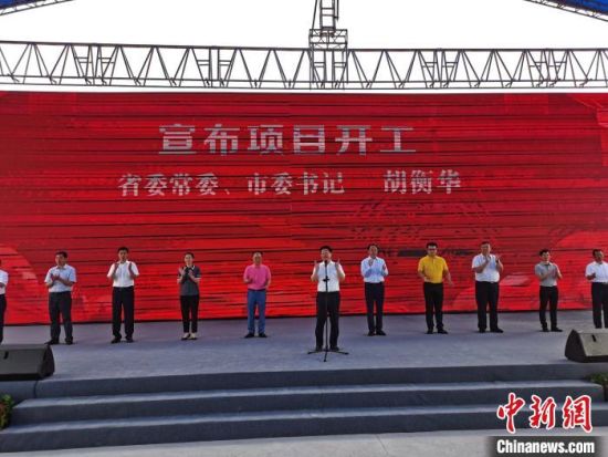 7月20日,三安光电第三代半导体产业园项目在长沙高新区开工。 向一鹏 摄 7月20日,三安光电第三代半导体产业园项目在长沙高新区开工。 向一鹏 摄