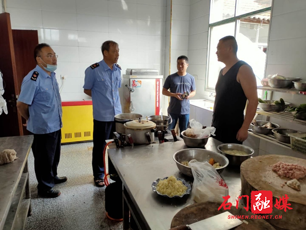 检查辖区内饭店厨房的环境卫生.jpg 检查辖区内饭店厨房的环境卫生.jpg