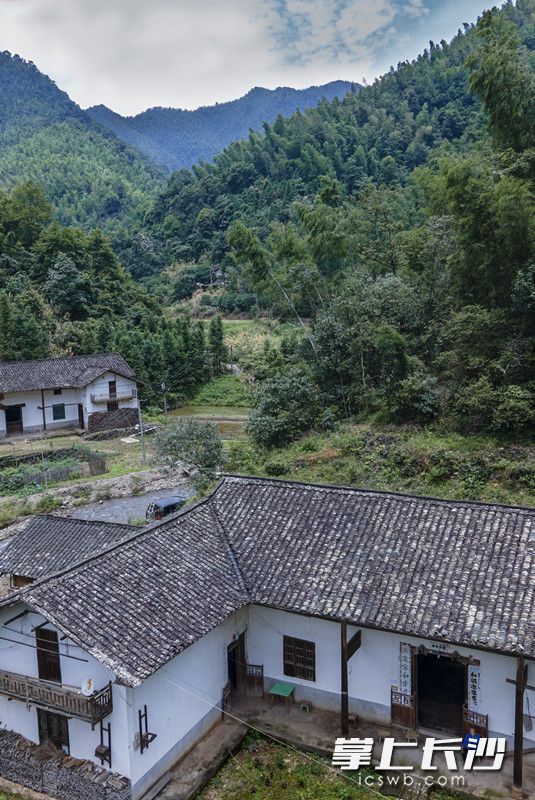 搬到山下住的张福继，终于有了相近的邻居。至少多了一个照应，也让劝他下山的镇村党员干部们更放心一些了。