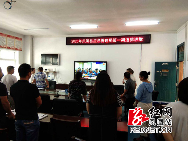 第一环节唱一首歌《社会主义核心价值观》道德歌。.jpg