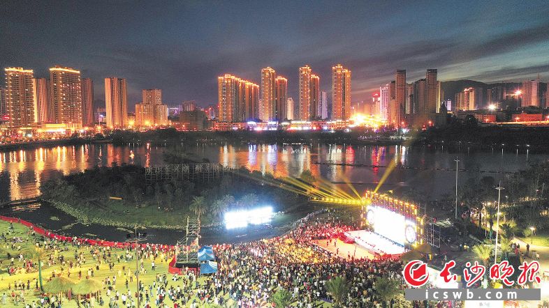 　　“三间经济”激发了消费活力。5月30日晚，浏阳首届长兴湖沙滩音乐节欢乐开唱。 彭红霞 摄