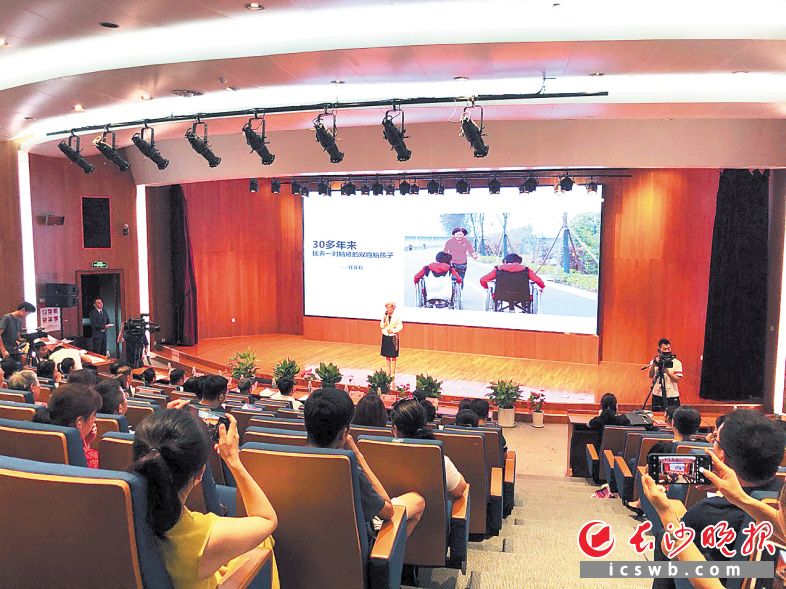 　　21日，“就认这个理”——2020年“学习新思想 长沙微宣讲”开福区专场活动中，12位宣讲员用各自6分钟的微宣讲，在微镜头、小故事里展现大责任、大担当。                              长沙晚报全媒体记者匡春林 摄