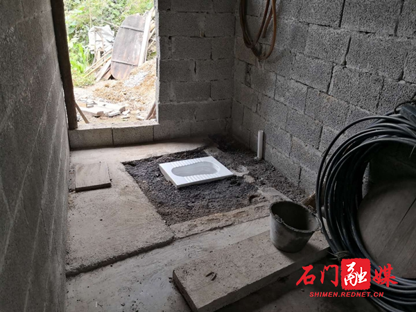 “厕所革命”施工中.jpg
