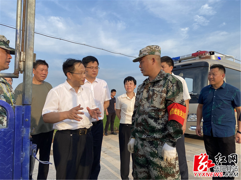 李大剑询问中洲大堤上的抢险情况_副本.jpg