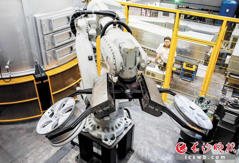 　　长沙戴湘汽配新投产了旋压设备，大大提高了生产效率。