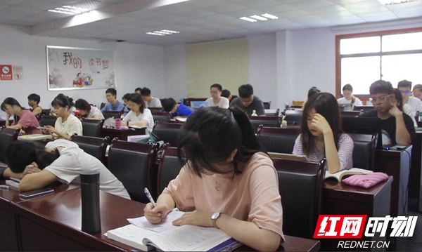 正在备考的学子们认真学习、刷题.jpg
