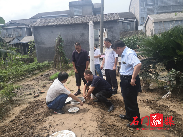 工作人员验收改厕工程.png