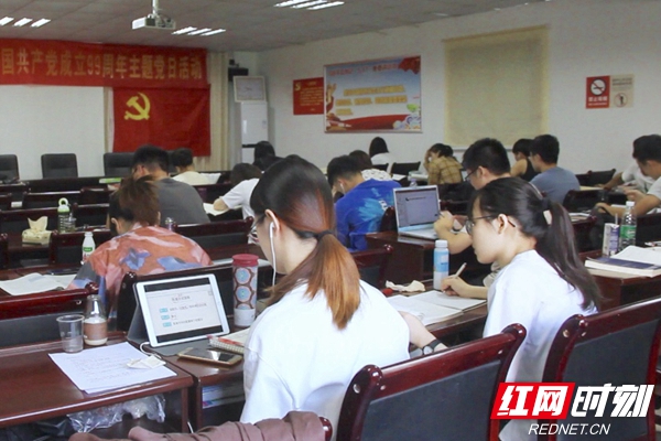 市图书馆自修室几乎座无虚席.jpg