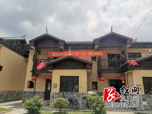 张灯结彩的搬迁户.jpg