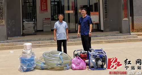 宁远：抗旱抽水机送到联系村_副本500.jpg