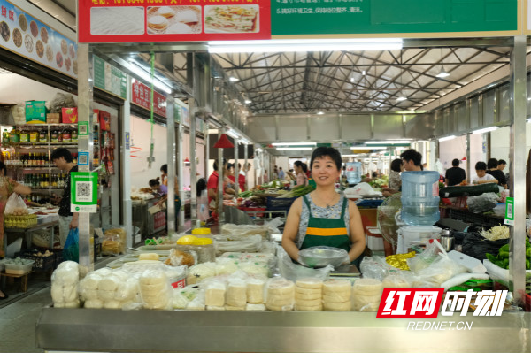 板桥菜市场里，经营面食的李姐由原来的露天营业搬入了敞亮的市场。_meitu_5.jpg