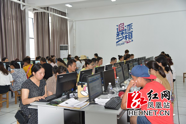 集中网上阅卷现场。.jpg