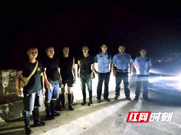 民警、辅警与政府工作人员联合巡逻。.marked.jpg