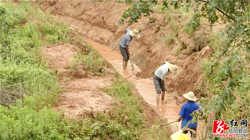 麻布山村村民正在疏通堵塞渠道.jpg