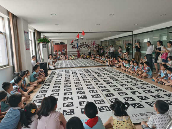 暮云街道弘高社区青少年认真观摩无人机表演.jpg