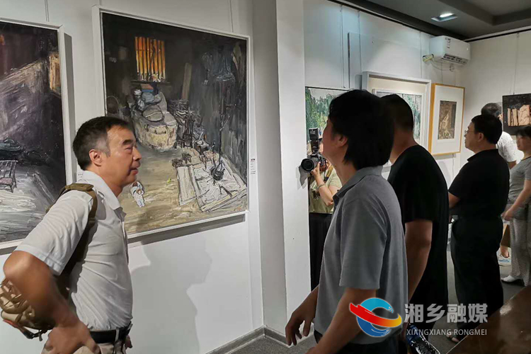 前来观展的人络绎不绝.jpg