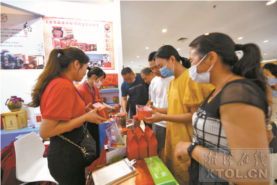 韶山毛家饭店毛家食品受到各地游客青睐。 （记者 陈旭东 摄）