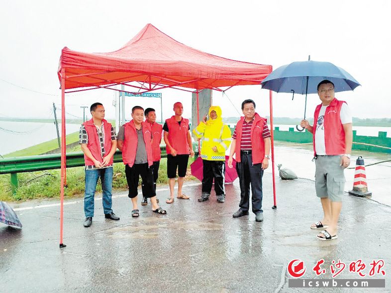 　　7月27日，宁乡市双江口镇闸坝湖防洪大堤值守人员到岗。  　　受访者供图