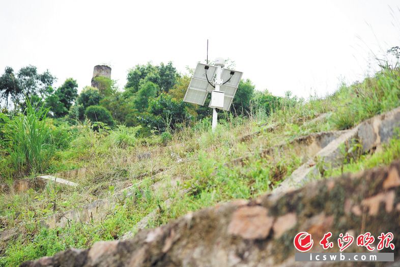 　　在宁乡市黄材镇一地质灾害隐患点，北斗设备实时监测。长沙晚报全媒体记者 刘琦 摄